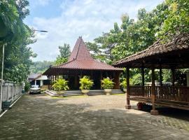 Joglo Satrio Pinayungan Villa，位于Piyungan的酒店