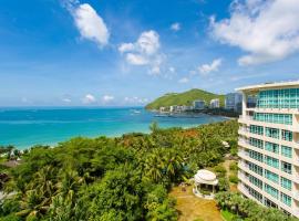 三亚银泰阳光度假酒店（享沙滩区，椰林泳池），位于三亚的度假村