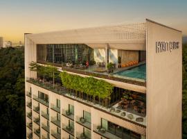 Hyatt Centric Kota Kinabalu，位于哥打京那巴鲁的带泳池的酒店