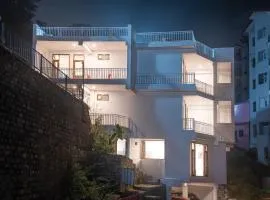 Hillside Haven I Guaranteed Best Price I Serviced Villa I Open Air Rooftop I Couple Friendly I Pvt Balcony I Kasauli By Exotic Stays