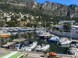 Surplombant le port de Beaulieu sur mer