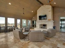 Game Room, Fireplaces, On-Site Lake! Kaufman Home