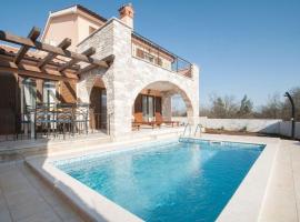Villa With Pool in Croatia Vrsar，位于Gradina的别墅