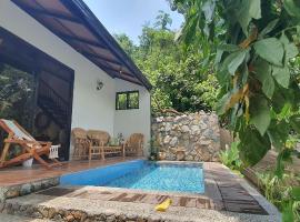 Cozy quiet 1BR loft type cabin with own minipool，位于Rosario的酒店