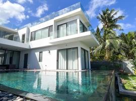 Stunning Beachfront Villa for a Perfect Getaway，位于Riambel的酒店