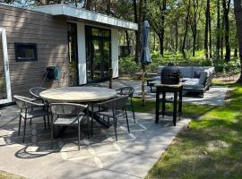 Bos chalet Hellendoorn met Hottub，位于Haarle的木屋