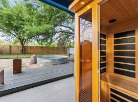 Stylish 4BR with Infrared Sauna, Hot Tub and Cowboy Pool，位于奥斯汀的酒店