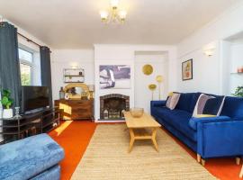 Entire 4-bed house - Bristol with Wifi, parking & dedicated workspaces，位于布里斯托的酒店