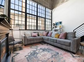 New Industrial Loft Space on River and Bike Trail，位于Maineville的度假短租房