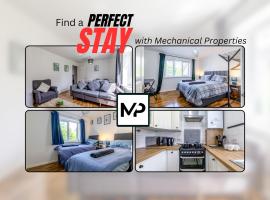 Luxury Apartment By Mechanical Properties Short Lets and Serviced Accommodation Egham with Parking，位于埃格姆的酒店