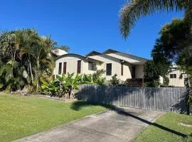 14 Manooka Drive - Rainbow Beach Pets Welcome. Fully fenced