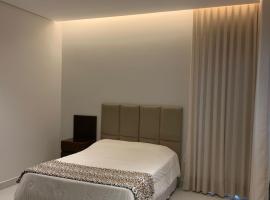 Lima suítes aconchegantes próxima a Capitólio e Canastra，位于皮乌米的酒店