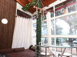 Naini's Nest Alpine View，位于博瓦利的酒店