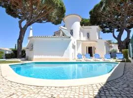 Private pool villa walking distance to the centre