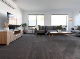3 Bedroom Home: Parking & WiFi，位于Kings Meadows的酒店
