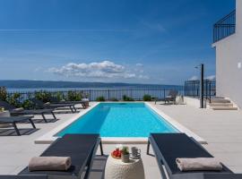 NEW! Seaview Villa ELZA with heated pool, summer kitchen, gym, seaviews，位于耶塞尼采的别墅