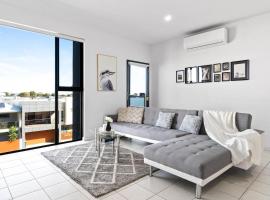 Lightview Oasis- Modern 2BR Apt- WiFi & Parking，位于Broadview的酒店