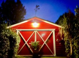 The Red Barn right in the heart of historic Berry，位于贝利的带停车场的酒店
