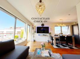 Top floor city center flat with free parking