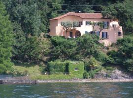 Stunning architectural villa with direct access to lake，位于Leggiuno的酒店