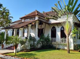 VILLA LOU GOA Heritage Portuguese House 1903 With Pool，位于Verla的酒店