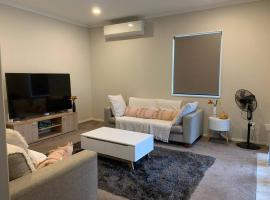 Serene 5-Bedroom Papakura Home，位于奥克兰的酒店