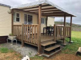 Mobile home 4 saisons au Ranch du Bonheur，位于Tourtouse的酒店