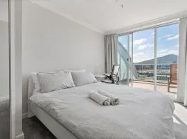 Dana-Ensuite in Central Shared Duplex Apartment