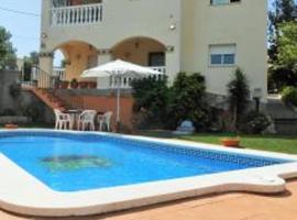 VILLA ZARAGOZA CON PISCINA PRIVADA，位于塔拉戈纳的酒店