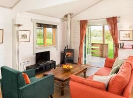 Iris Lodge, with cosy Log Burner，位于Gloucestershire的度假屋