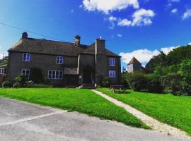 Bridge Farmhouse Self Catering Sleeps 8-10 Hot Tub Pet friendly，位于Michaelchurch Escley的酒店