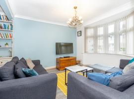 Immense Lovely 3BR House wGarden in West Ealing，位于Perivale的酒店