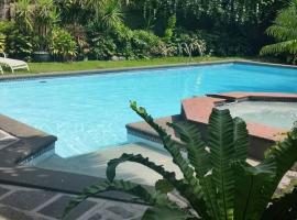 Ace Spacious house with private swimming pool，位于安蒂波洛的酒店
