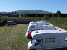 Sosta Camper L’Amour，位于Monterusciello的酒店
