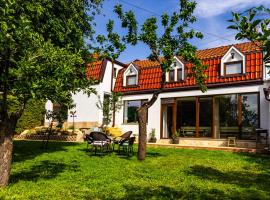 Докторската къща，位于萨帕雷瓦巴尼亚的海滩酒店