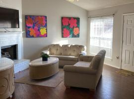 Modern and Cozy 3BR Memphis with Jetted Tub，位于南海文的酒店