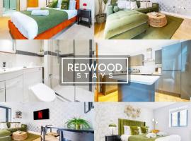 BRAND NEW!! 2 Bedroom 2 Bathroom Town Center Apt in Camberley FREE WiFi By REDWOOD STAYS，位于坎伯利的酒店