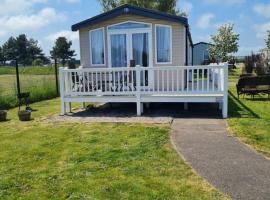 Caravan for hire Havens holiday park Great Yarmouth Norfolk，位于大雅茅斯的酒店