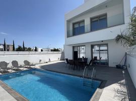 Hubstay - Seaview Villa Oriana in Larnaca，位于拉纳卡的酒店