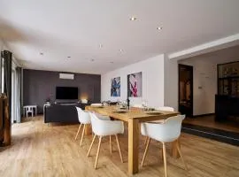 Maison de ville moderne climatisée avec piscine