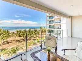 Luxury Oceanfront Stay, Two Master Suites, Walk to Town