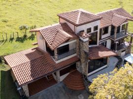 Spectacular House in Boquete w/King Beds & Hot Tub，位于Centro Jaramillo的酒店