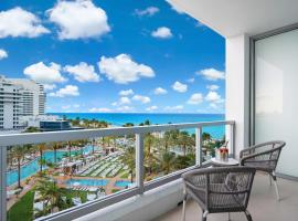 FontaineBleau Resort Balcony w Pool & Ocean View，位于迈阿密海滩的酒店