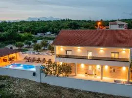 Gorgeous Home In Nadin With Wifi