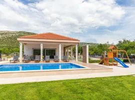 Lovely Home In Primorski Dolac
