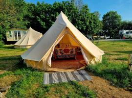 Secret garden glamping African themed tent，位于特伦托河上的纽瓦克的豪华帐篷营地