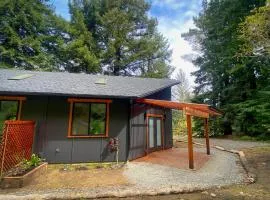 Modern home in country setting, close to town