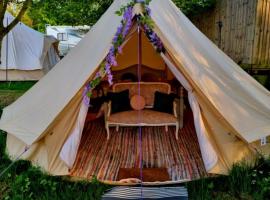 French Tent secret garden glamping，位于特伦托河上的纽瓦克的豪华帐篷