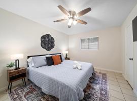 Seabrook Sanctuary Cozy 3BR Home Perfect for Families Privacy & Comfort Galore，位于锡布鲁克的酒店