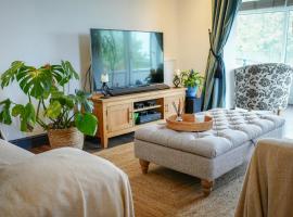 2 Bedroom Cottage with Spectacular Views of Snowdonia and Anglesey，位于班戈的酒店